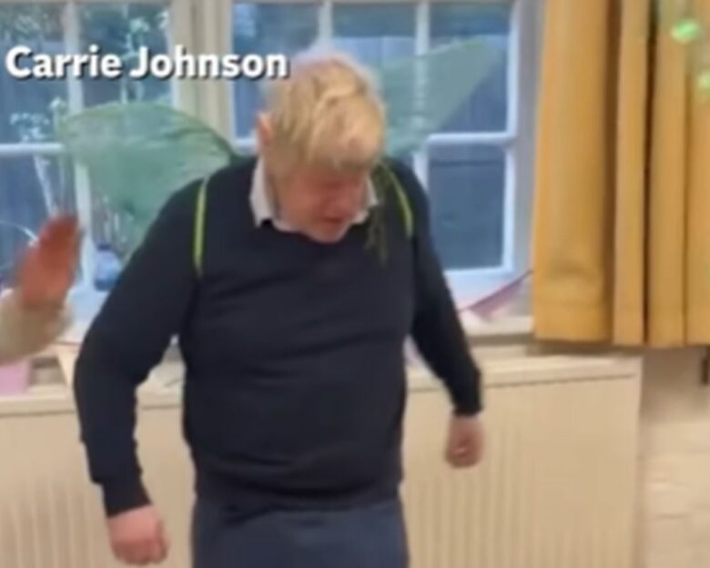 Ο Μπόρις Τζόνσον με αυτιά ξωτικού και φτερά νεράιδας χορεύει στα γενέθλια της κόρης του Ρόμι