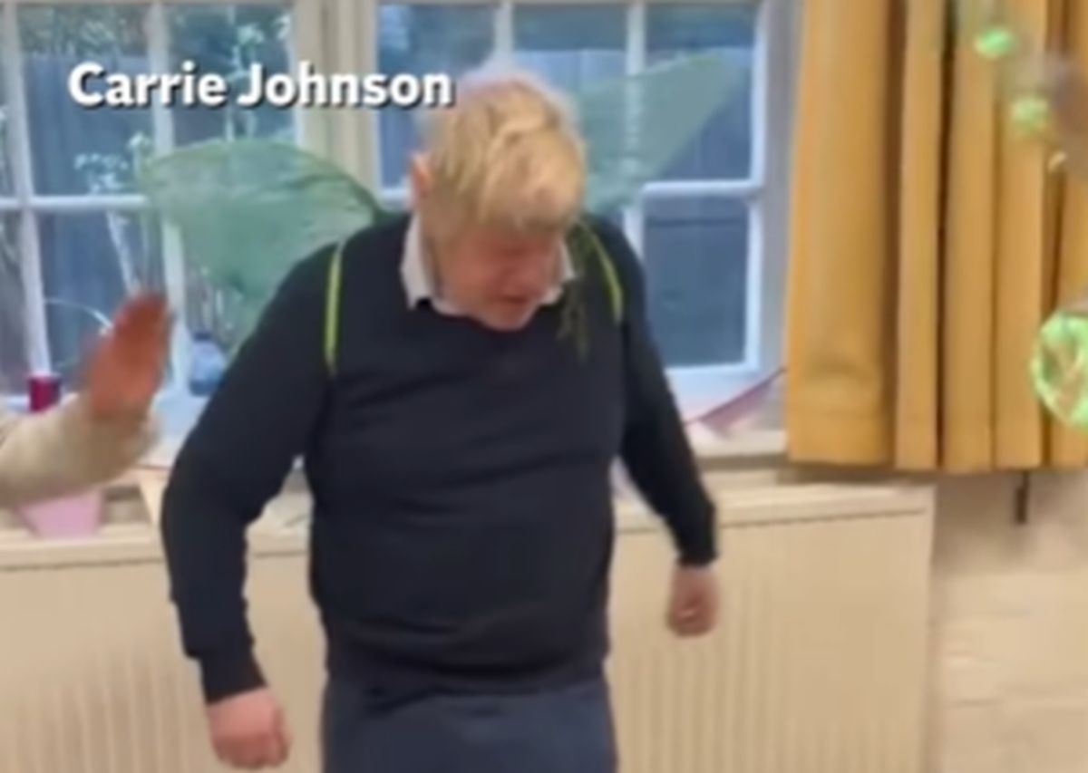 Ο Μπόρις Τζόνσον, με τιάρα και φτερά νεράιδας