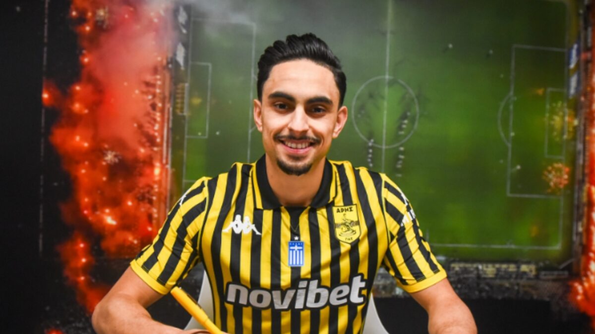 Ο Μπουσαΐντ στην υπογραφή του συμβολαίου του