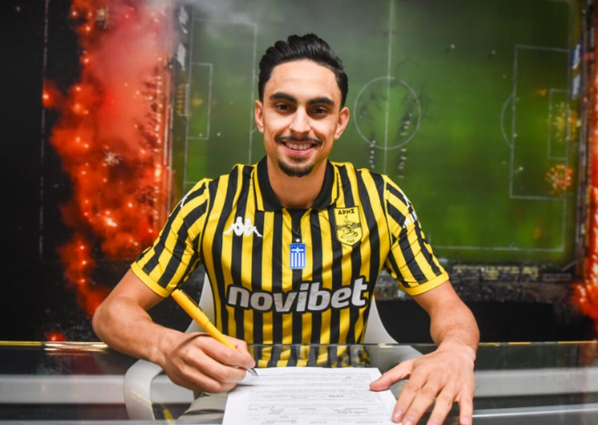 Ο Μπουσαΐντ στην υπογραφή του συμβολαίου του