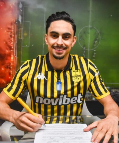 Ο Μπουσαΐντ στην υπογραφή του συμβολαίου του