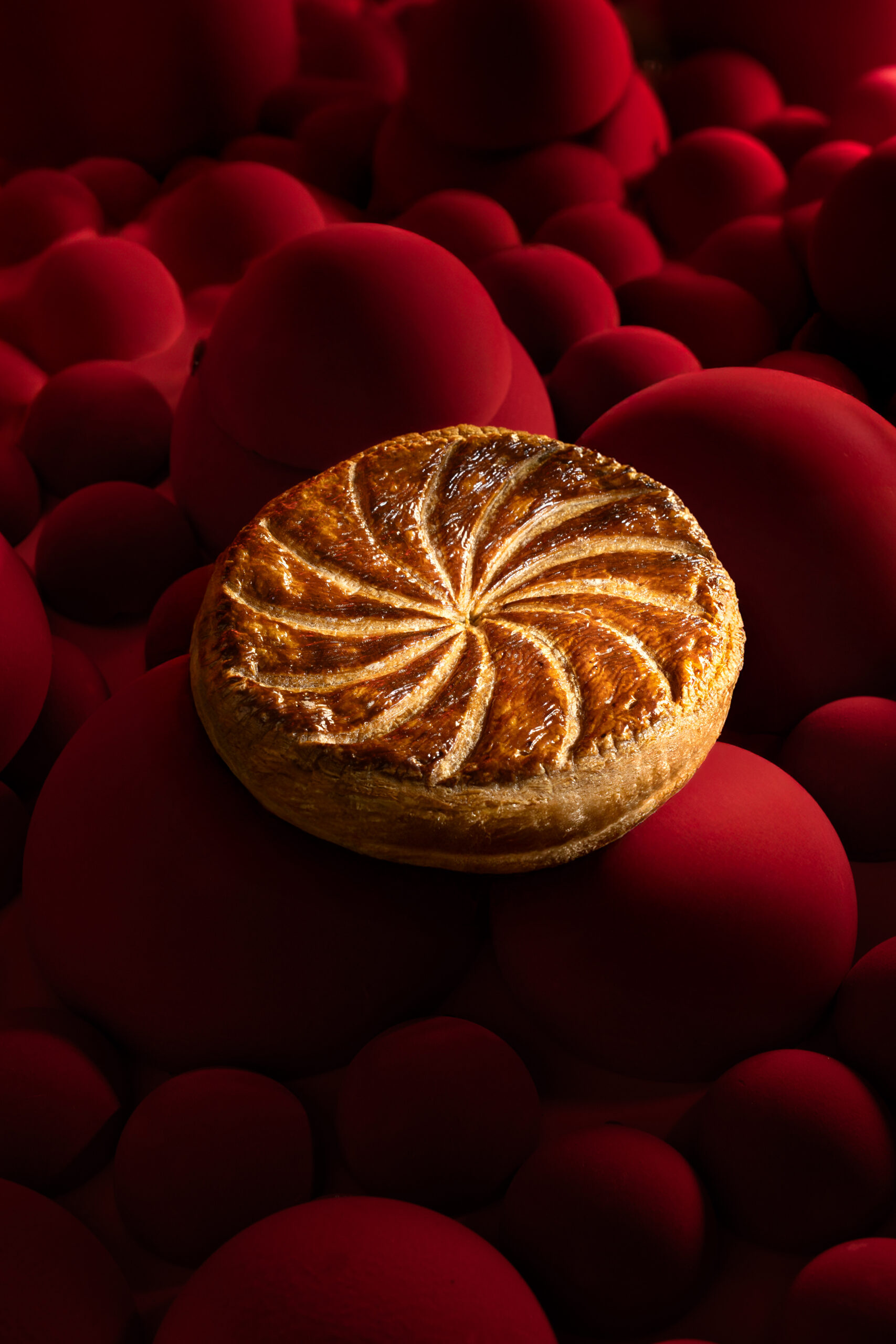 Η Galette des Rois, με τραγανή σφολιάτα, αμυγδαλένια κρέμα και την παραδοσιακή fève, μεταφέρει στο τραπέζι το γαλλικό έθιμο της νέας χρονιάς με τον πιο αυθεντικό τρόπο.