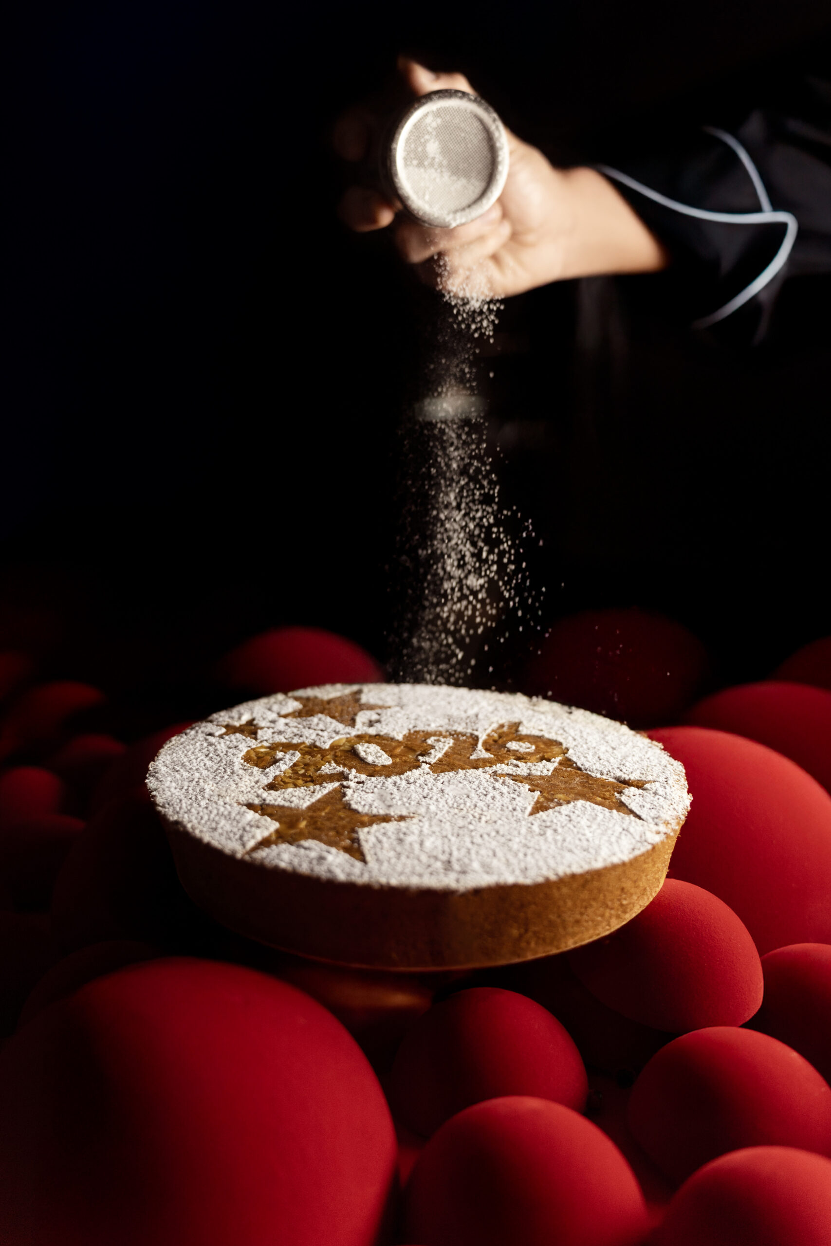 Η βασιλόπιτα Bread B.C. είναι φτιαγμένη με πούδρα αμυγδάλου και φουντουκιού, κομμάτια σοκολάτας, αλλά και διακριτικά αρώματα βανίλιας και πορτοκαλιού.