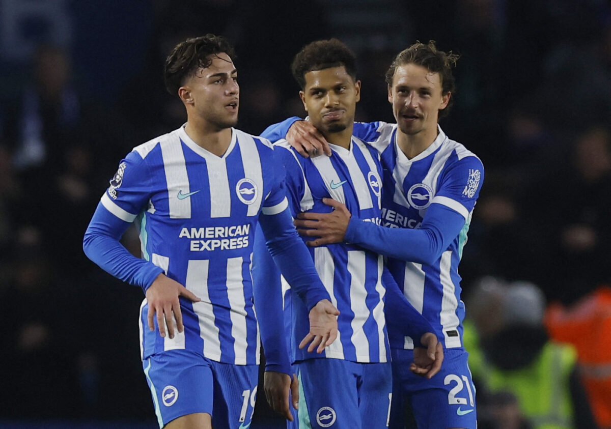 Ο Κωστούλας πανηγυρίζει με τους συμπαίκτες του στην Μπράιτον