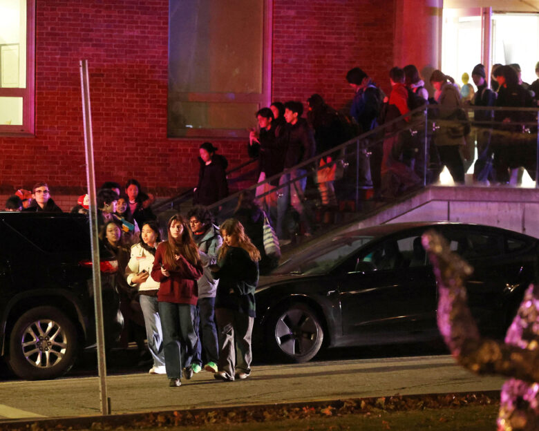 ΗΠΑ: Οπλοστάσιο βρέθηκε στο δωμάτιο του 24χρονου που συνελήφθη για τους πυροβολισμούς στο πανεπιστήμιο με τους 2 νεκρούς