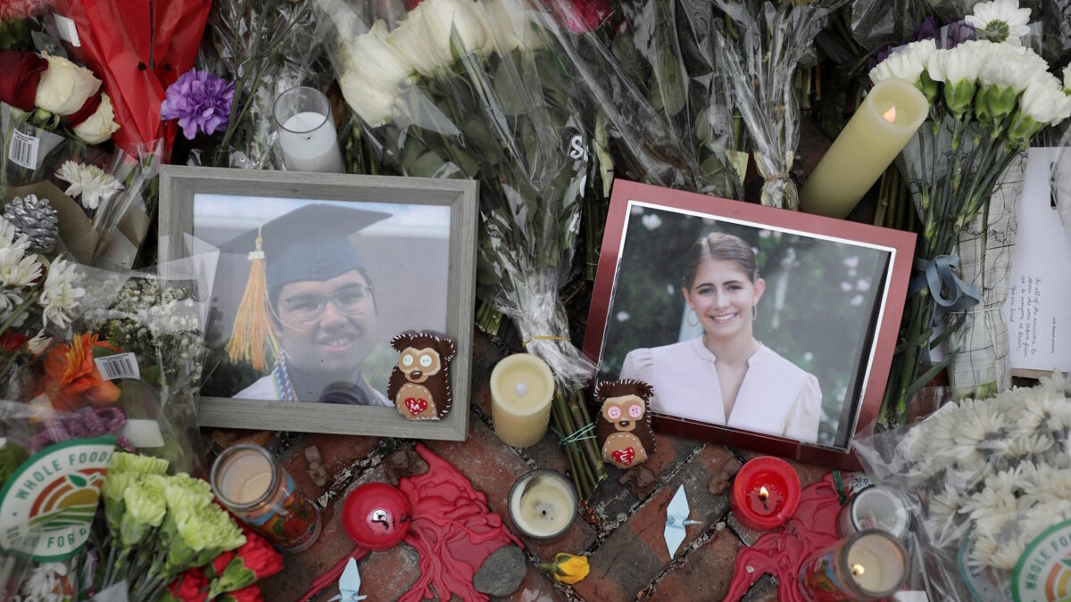 Φωτογραφίες των δύο θυμάτων, Mukhammad Aziz Umurzokov και Ella Cook, ανάμεσα σε λουλούδια και κεριά στο Πανεπιστήμιο Brown στο Ρόουντ Άιλαντ των ΗΠΑ