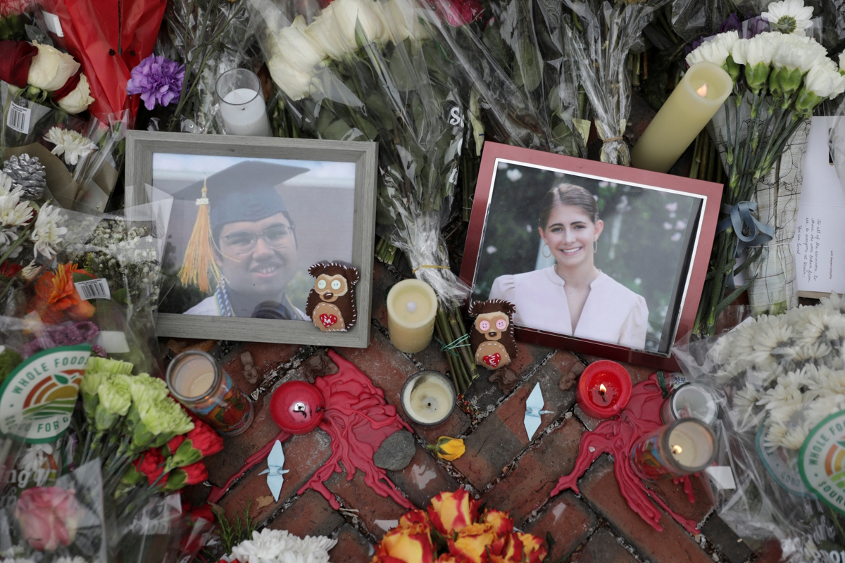 Φωτογραφίες των δύο θυμάτων, Mukhammad Aziz Umurzokov και Ella Cook, ανάμεσα σε λουλούδια και κεριά στο Πανεπιστήμιο Brown στο Ρόουντ Άιλαντ των ΗΠΑ