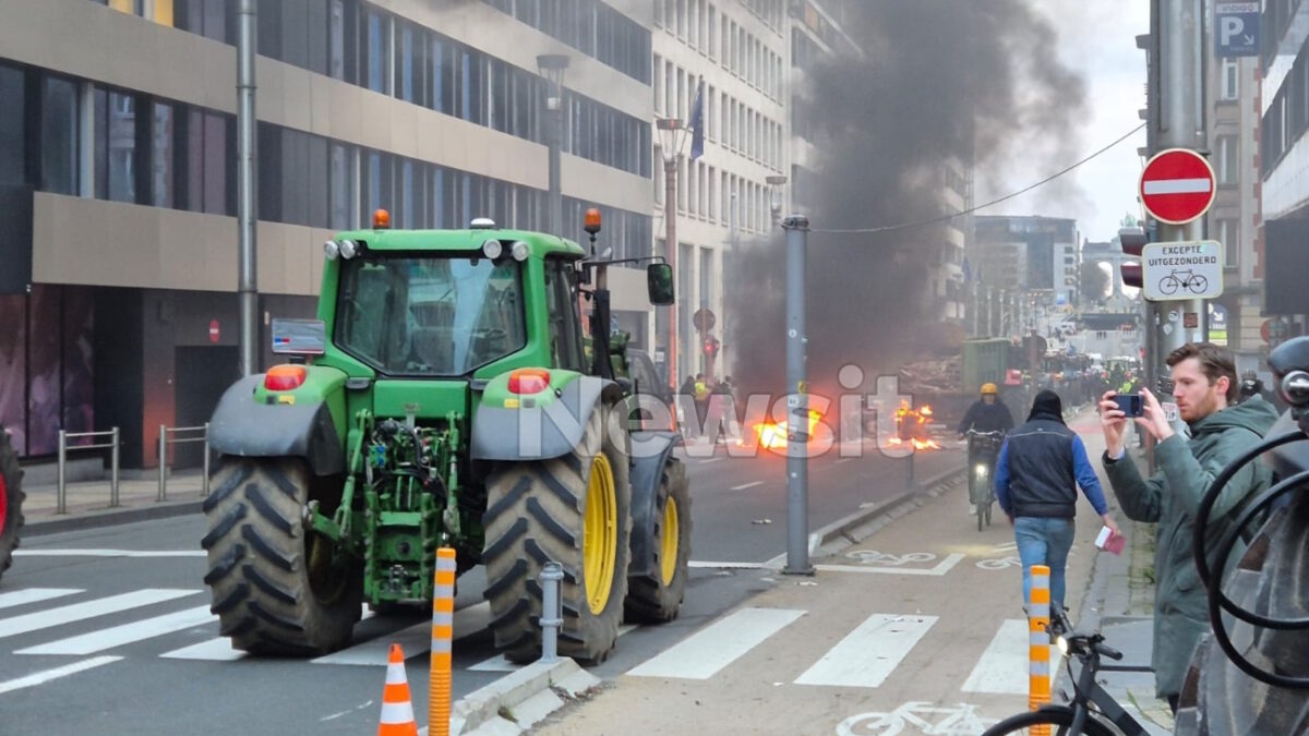 Μπλόκο αγροτών και στις Βρυξέλλες: Επεισόδια και δακρυγόνα έξω από το Ευρωκοινοβούλιο – Δείτε live