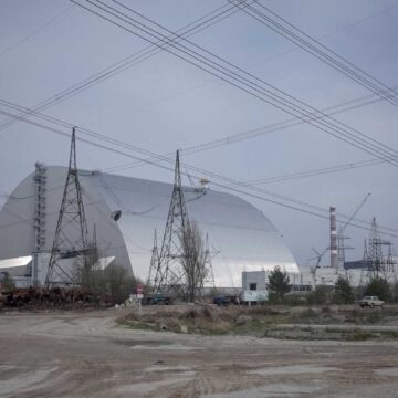 Η νέα δομή ασφαλούς περιορισμού (NSC) πάνω από την παλιά σαρκοφάγος που καλύπτει τον κατεστραμμένο τέταρτο αντιδραστήρα στον πυρηνικό σταθμό του Τσερνομπίλ