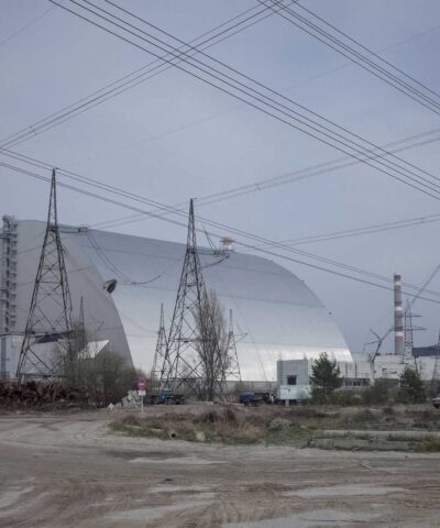 Η νέα δομή ασφαλούς περιορισμού (NSC) πάνω από την παλιά σαρκοφάγος που καλύπτει τον κατεστραμμένο τέταρτο αντιδραστήρα στον πυρηνικό σταθμό του Τσερνομπίλ