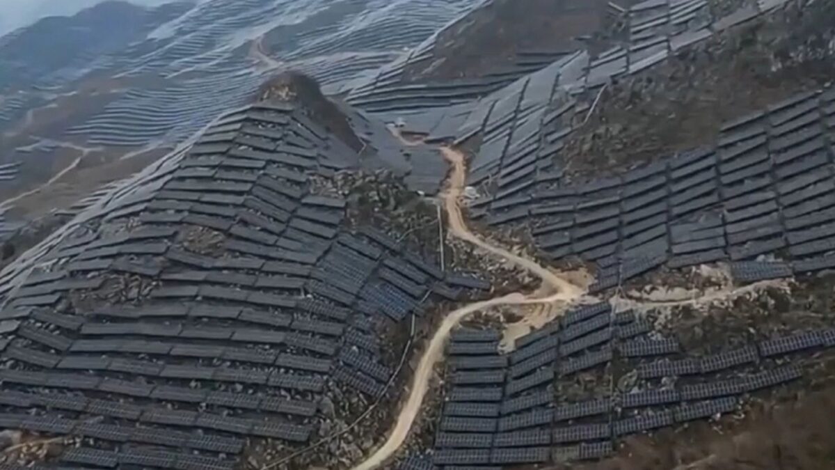 «Έντυσαν» ολόκληρα βουνά με φωτοβολταϊκά στην Κίνα