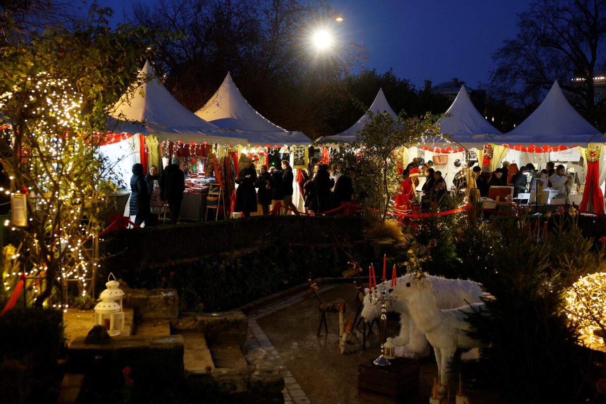 Πλήθος κόσμου σε χριστουγεννιάτικη αγορά στο Παρίσι