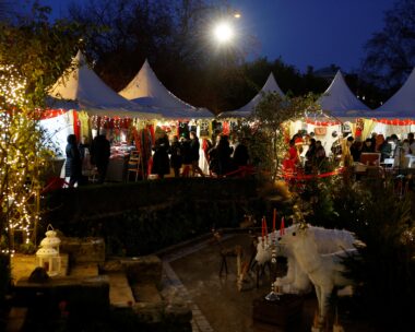 Πλήθος κόσμου σε χριστουγεννιάτικη αγορά στο Παρίσι