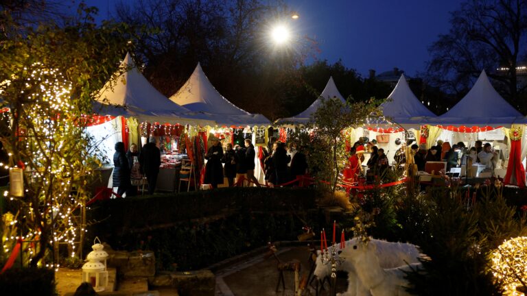 Πλήθος κόσμου σε χριστουγεννιάτικη αγορά στο Παρίσι