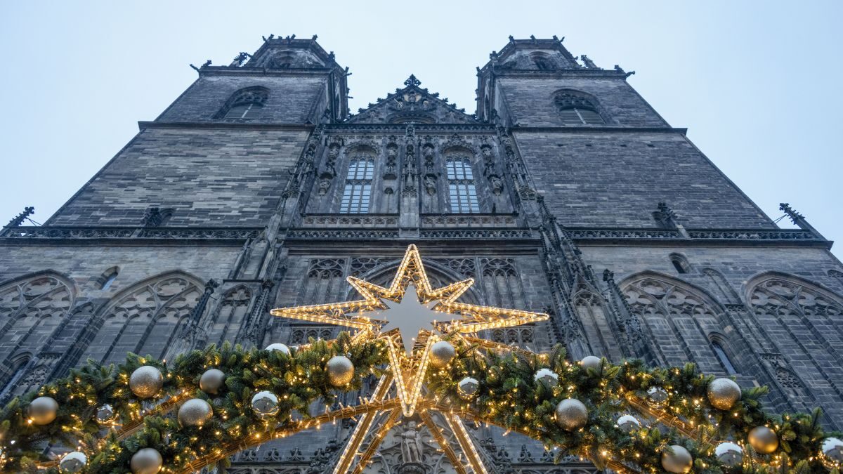 Φωτεινό αστέρι μπροστά από τον καθεδρικό ναό