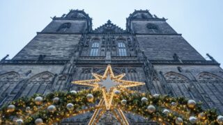 Φωτεινό αστέρι μπροστά από τον καθεδρικό ναό