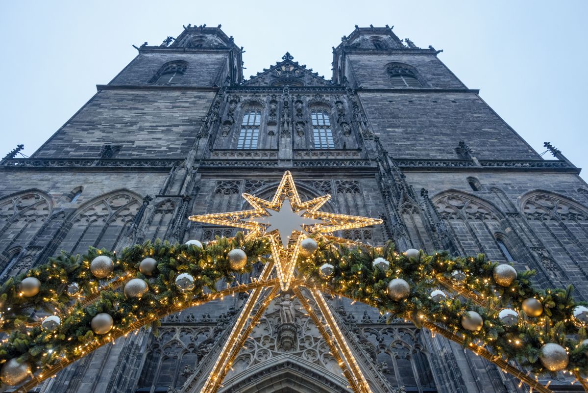 Φωτεινό αστέρι μπροστά από τον καθεδρικό ναό