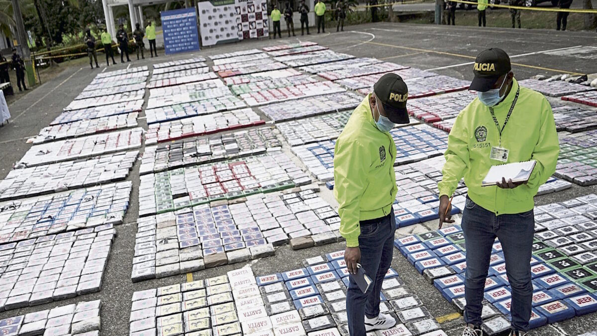 Στιγμή από την κατάσχεση περίπου 6 τόνων κοκαΐνης του Clan del Golfo από τις κολομβιανές αρχές
