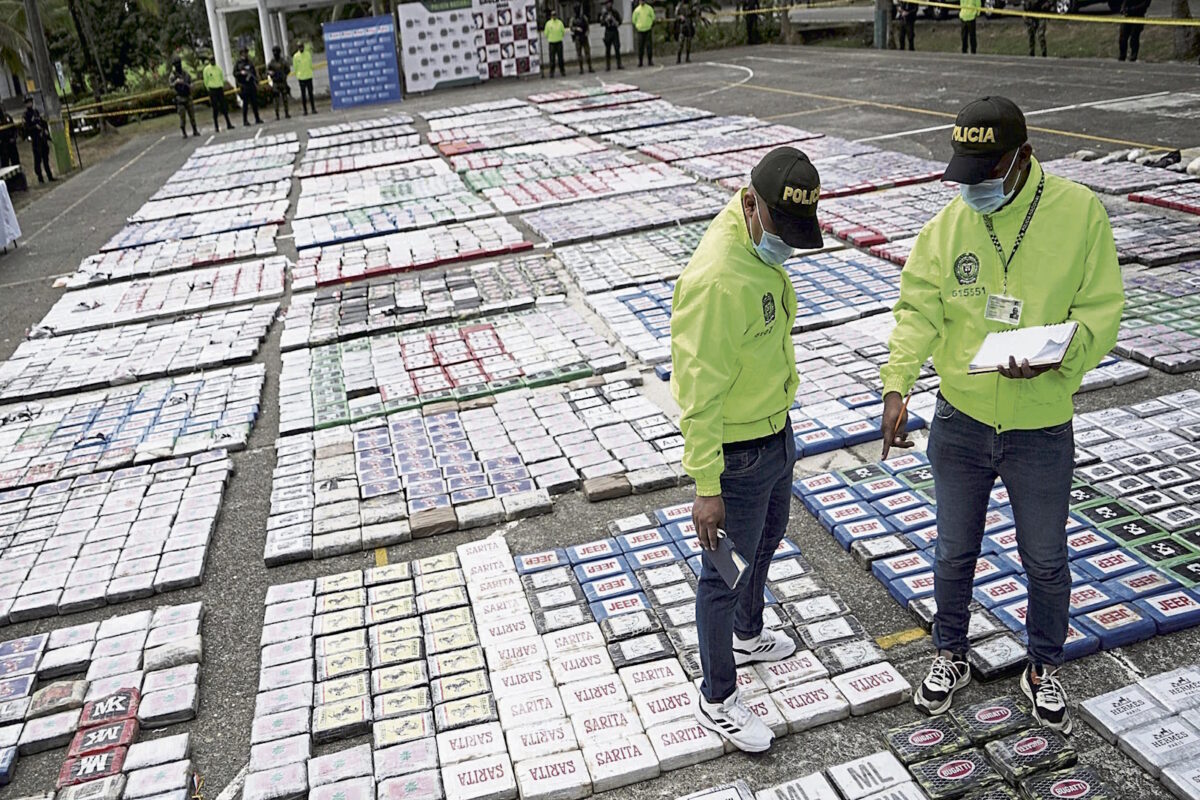 Στιγμή από την κατάσχεση περίπου 6 τόνων κοκαΐνης του Clan del Golfo από τις κολομβιανές αρχές
