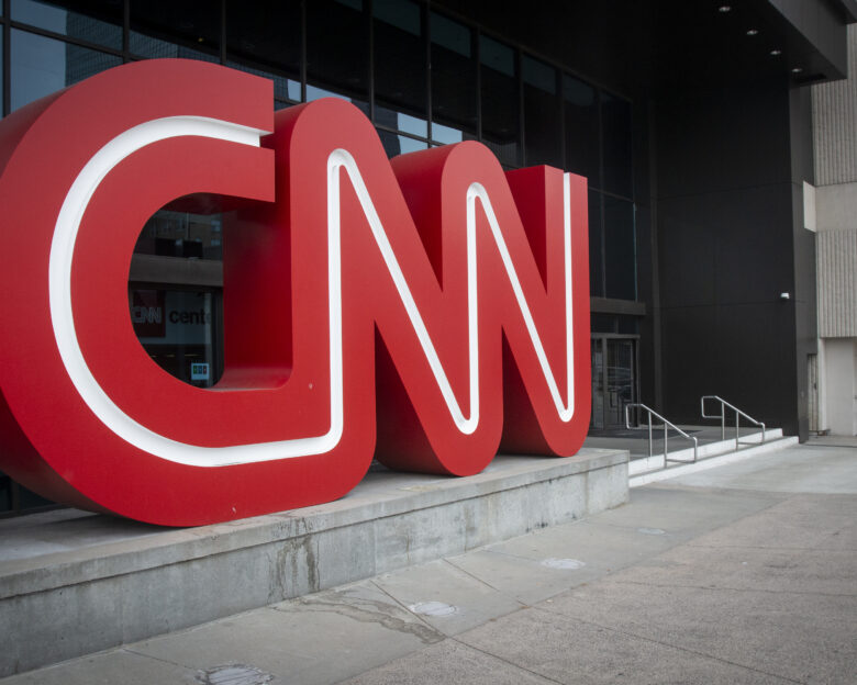 Ο Ντόναλντ Τραμπ ζητά να αλλάξει «χέρια» το CNN: Netflix και Paramount παλεύουν για την εξαγορά του