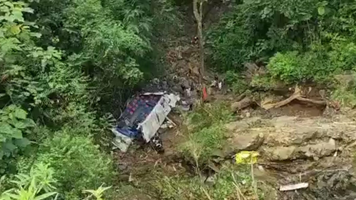 Πλάνα από την χαράδρα στην οποία έπεσε το σχολικό λεωφορείο στην Κολομβία