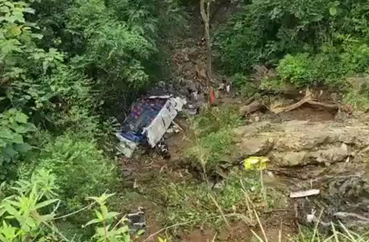 Πλάνα από την χαράδρα στην οποία έπεσε το σχολικό λεωφορείο στην Κολομβία