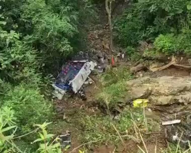 Πλάνα από την χαράδρα στην οποία έπεσε το σχολικό λεωφορείο στην Κολομβία