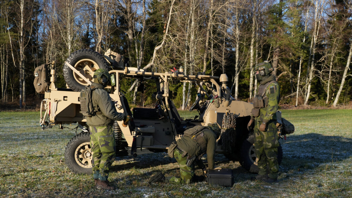 Στρατιώτες συσκευάζουν τον εξοπλισμό τους
