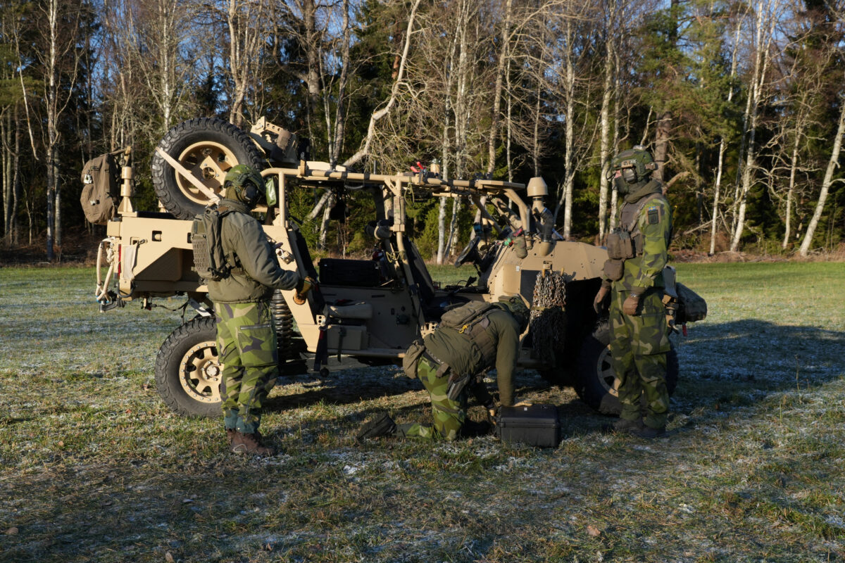 Στρατιώτες συσκευάζουν τον εξοπλισμό τους