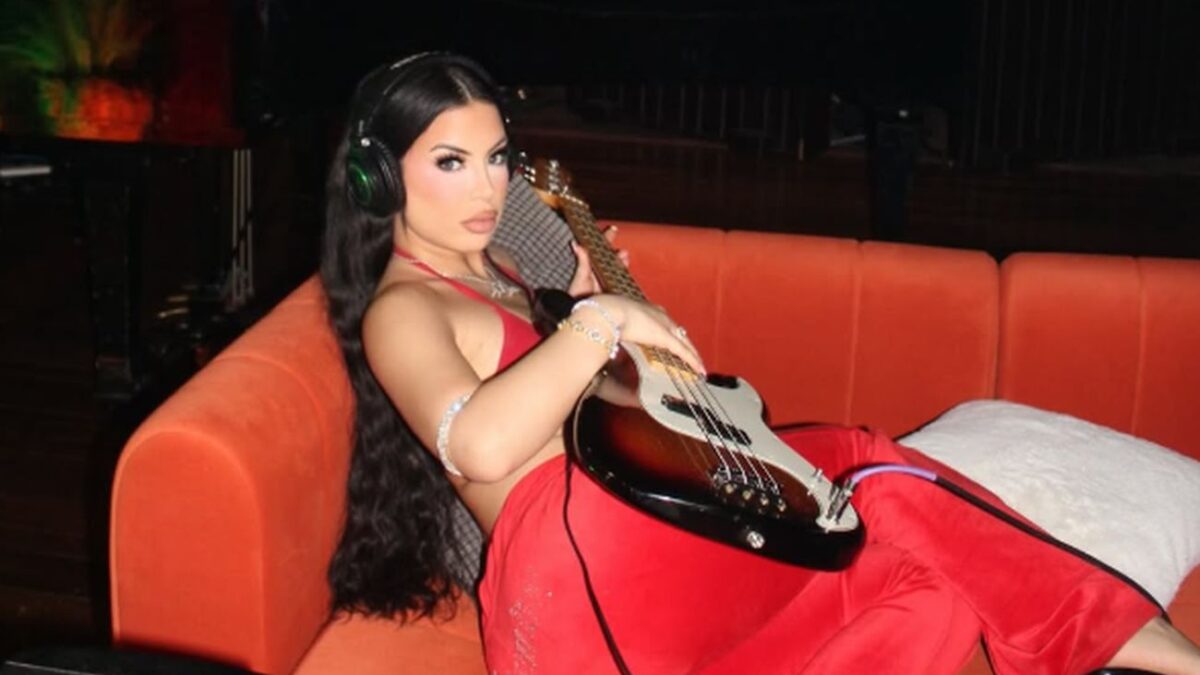 Η τραγουδίστρα Delarosa