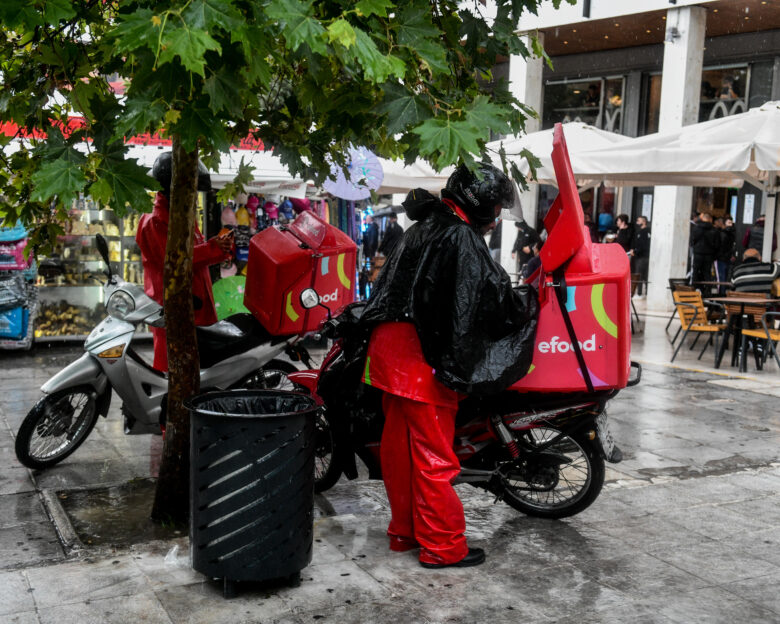 Η efood υποσχέθηκε bonus σε όσους κάνουν delivery εν μέσω της σφοδρής καταιγίδας – Μετά τον σάλο απαγόρευσε τη διανομή