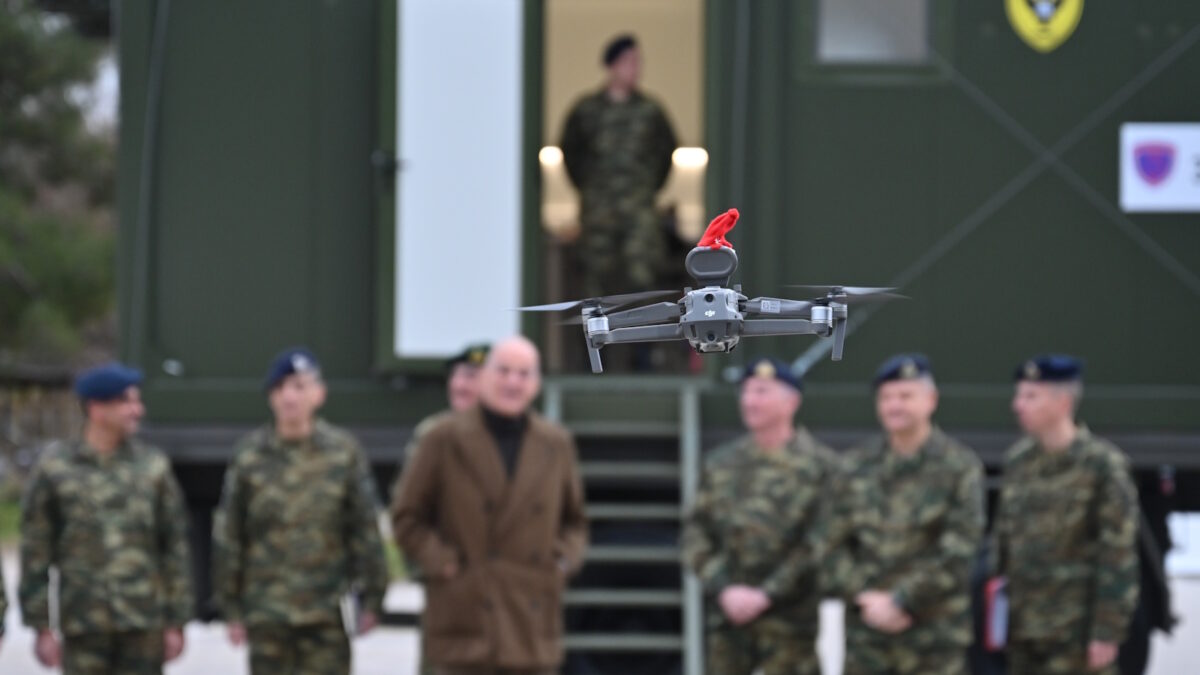 Επίδειξη ελληνικού drone στο Νίκο Δένδια