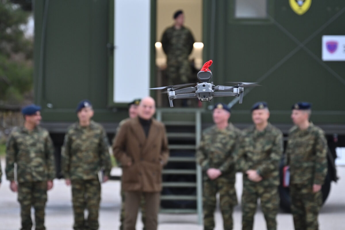 Επίδειξη ελληνικού drone στο Νίκο Δένδια