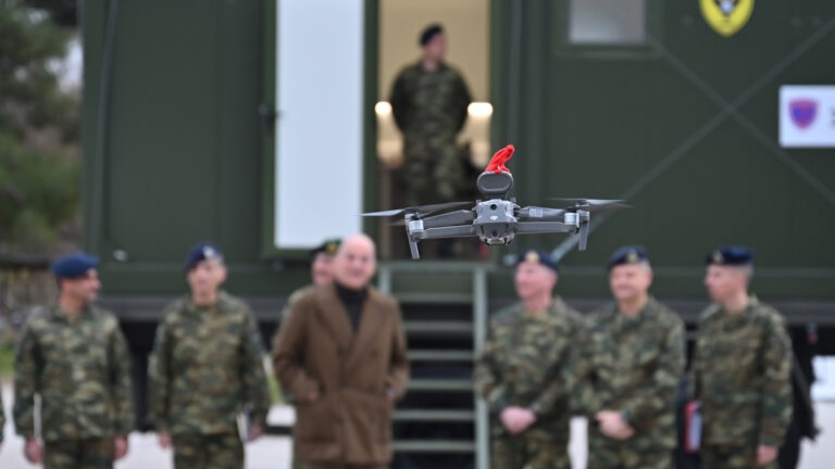 Επίδειξη ελληνικού drone στο Νίκο Δένδια