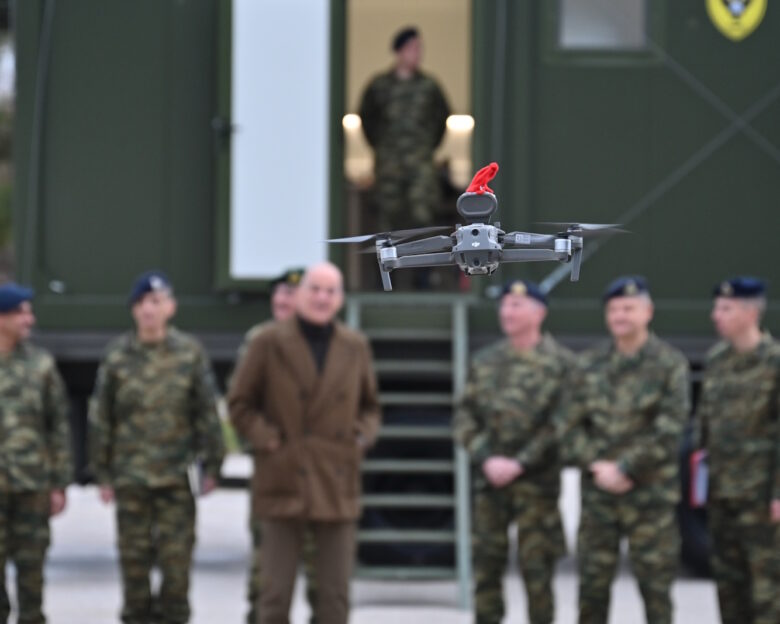 Επίδειξη ελληνικού drone στο Νίκο Δένδια