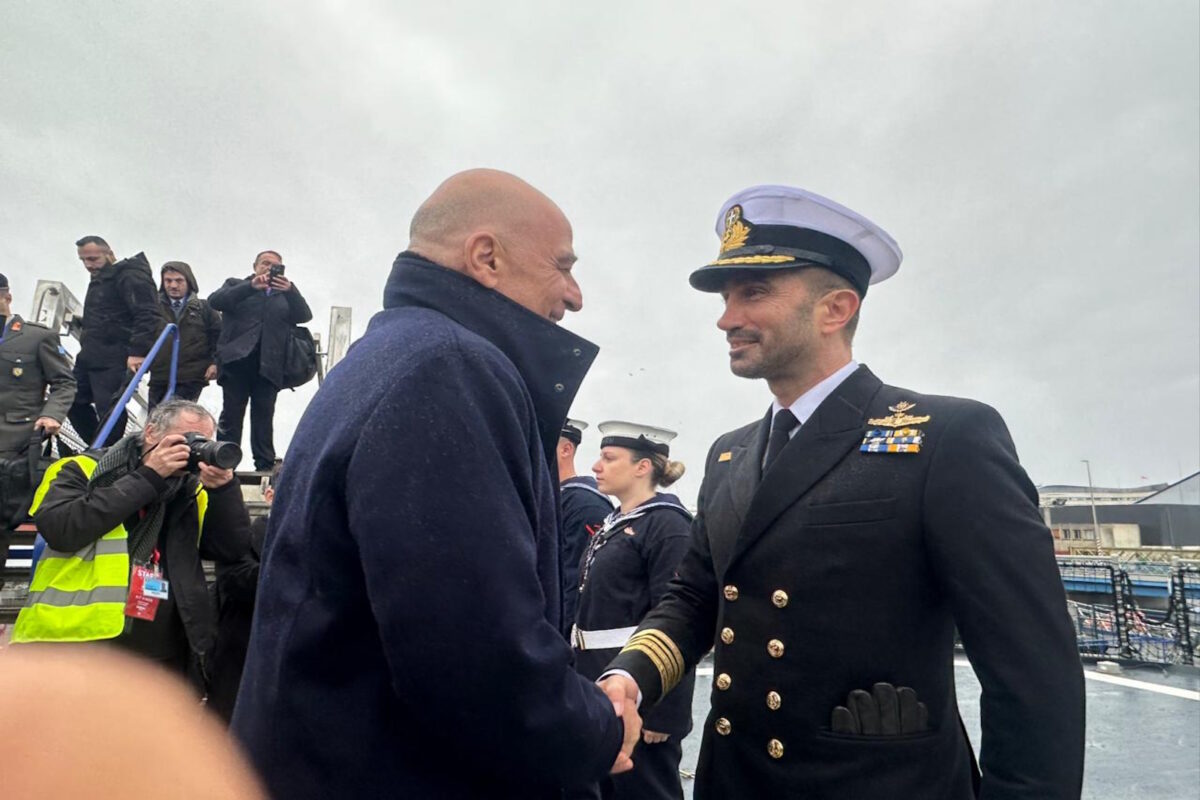 Ο Αντιπλοίαρχος Ιωάννης Κιζάνης (δεξιά) με τον Νίκο Δένδια (αριστερά)