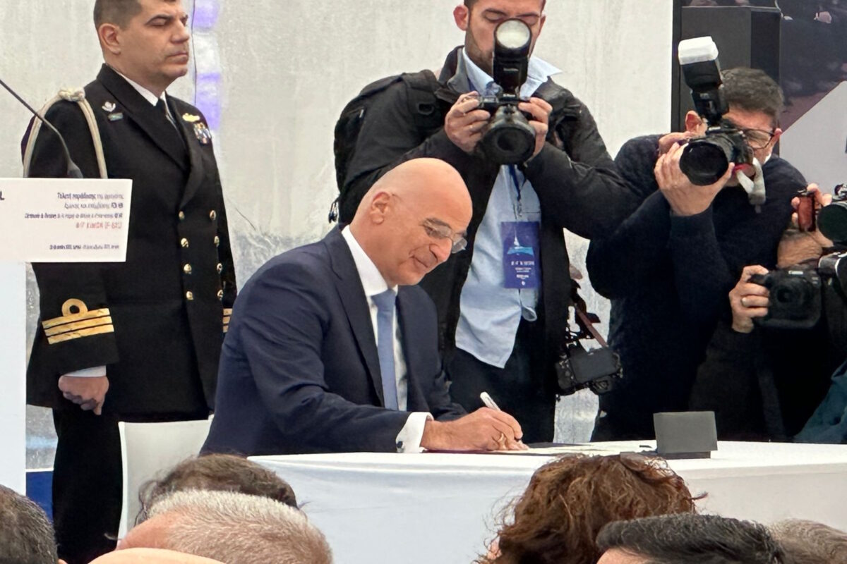 Η στιγμή που ο Νίκος Δένδιας υπογράφει την ένταξη της φρεγάτας «Κίμων» στο Πολεμικό Ναυτικό
