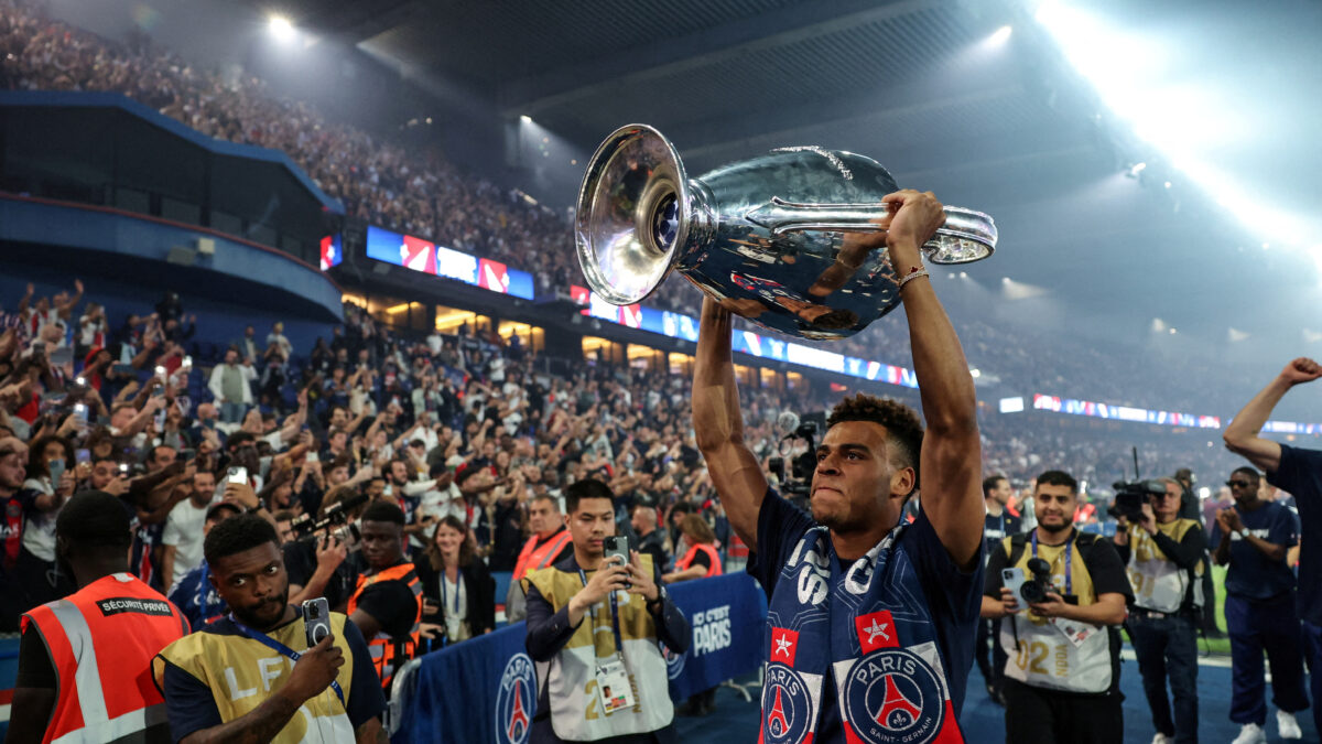 Ο Ντεζιρέ Νουέ με το τρόπαιο του Champions League