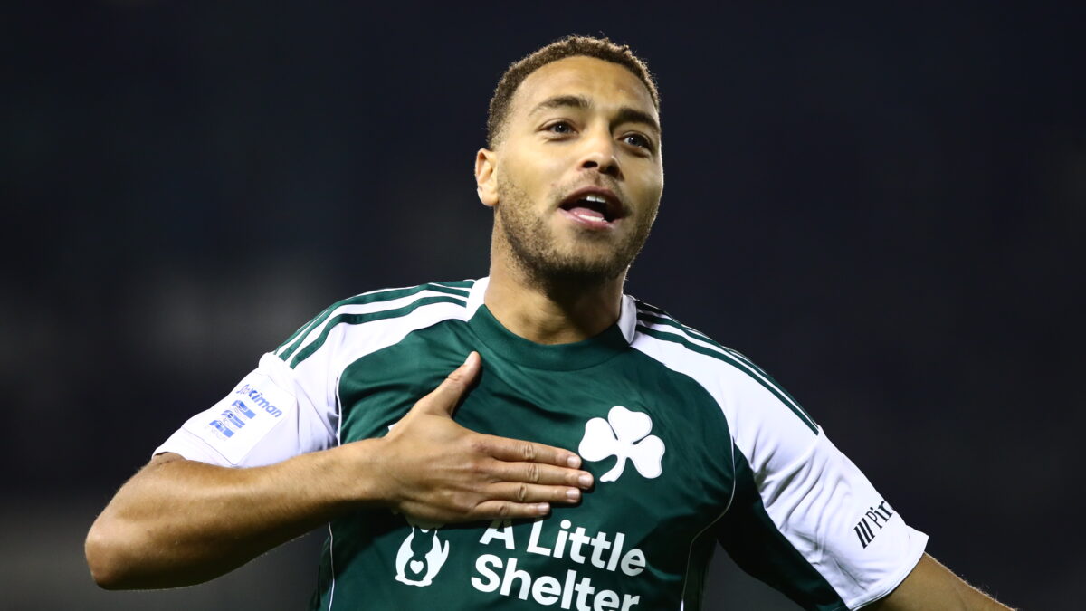 Ο Ντέσερς πανηγυρίζει το γκολ του με τον Παναθηναϊκό