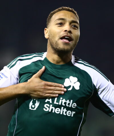 Ο Ντέσερς πανηγυρίζει το γκολ του με τον Παναθηναϊκό