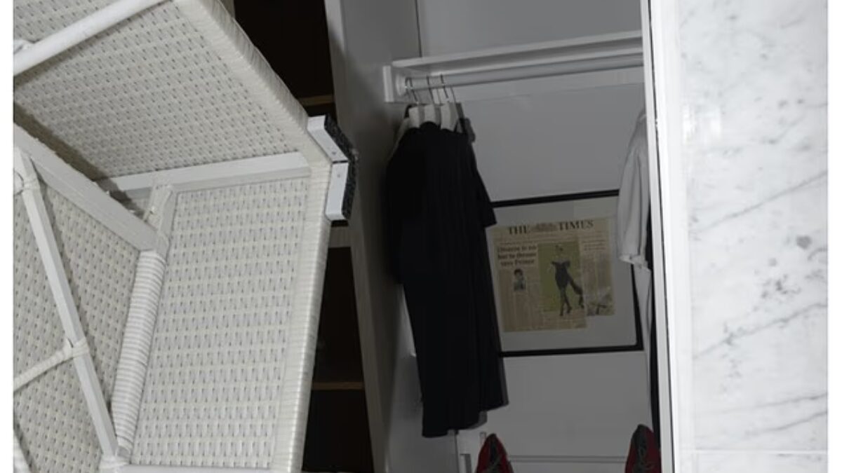 Το πρωτοσέλιδο σε ντουλάπα του Έπσταϊν