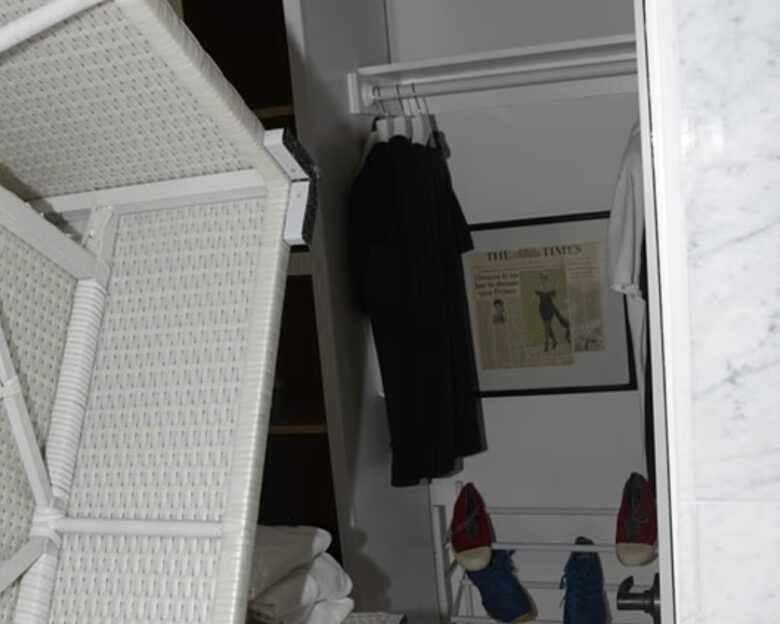 Το πρωτοσέλιδο σε ντουλάπα του Έπσταϊν