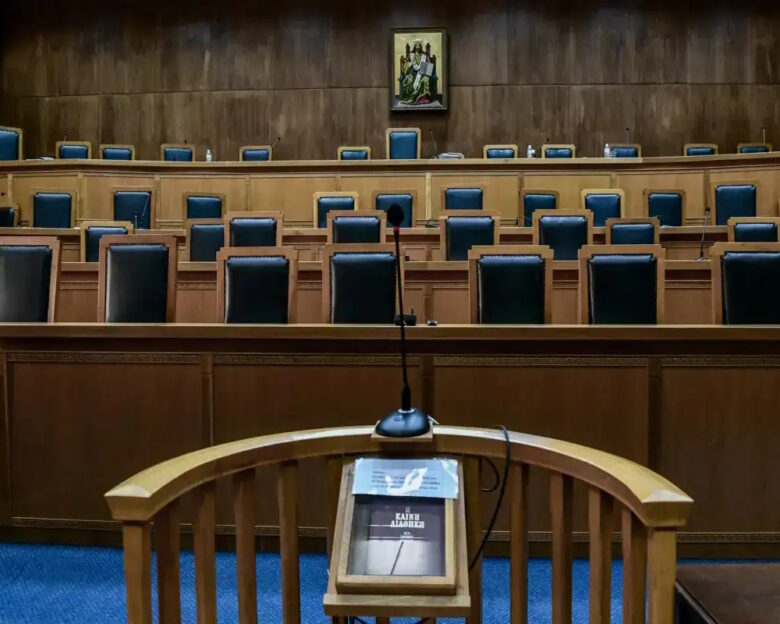 Ισόβια στον 37χρονο για τη δολοφονία της θείας του που του άφηνε όλη την περιουσία της – «Η υπόθεση είναι στημένη»