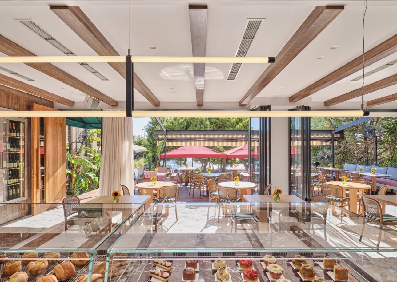 Στις βιτρίνες θα βρείτε ανάμεσα στα άλλα, γαλλικού στυλ κρουασάν, τιραμισού με Marsala. Paris Brest, τσιζκέικ Σαν Σεμπαστιάν και baba με σιρόπι έξι φρούτων.