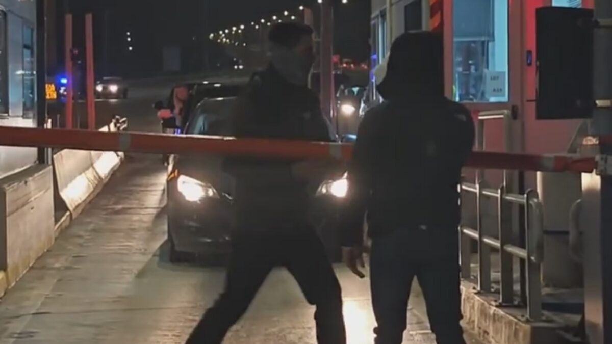 Αγρότες σηκώνουν μπάρες στα διόδια