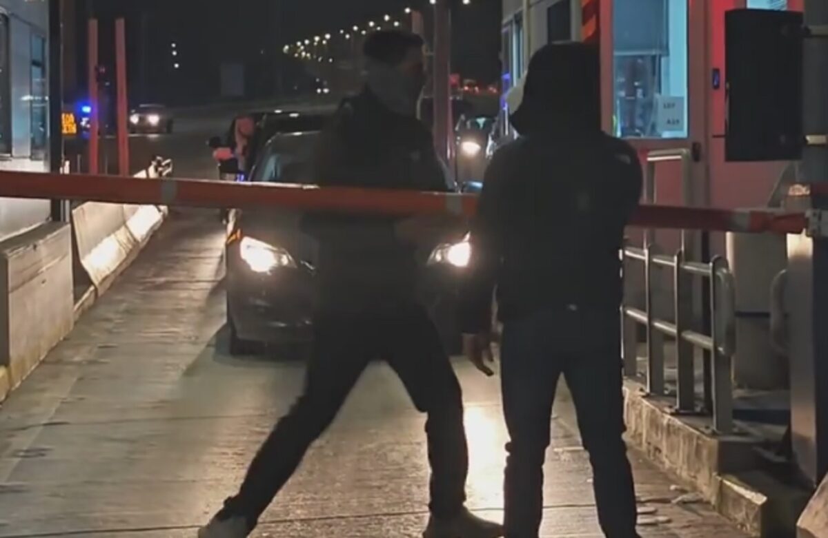 Αγρότες σηκώνουν μπάρες στα διόδια