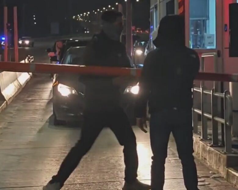 Αγρότες σηκώνουν μπάρες στα διόδια