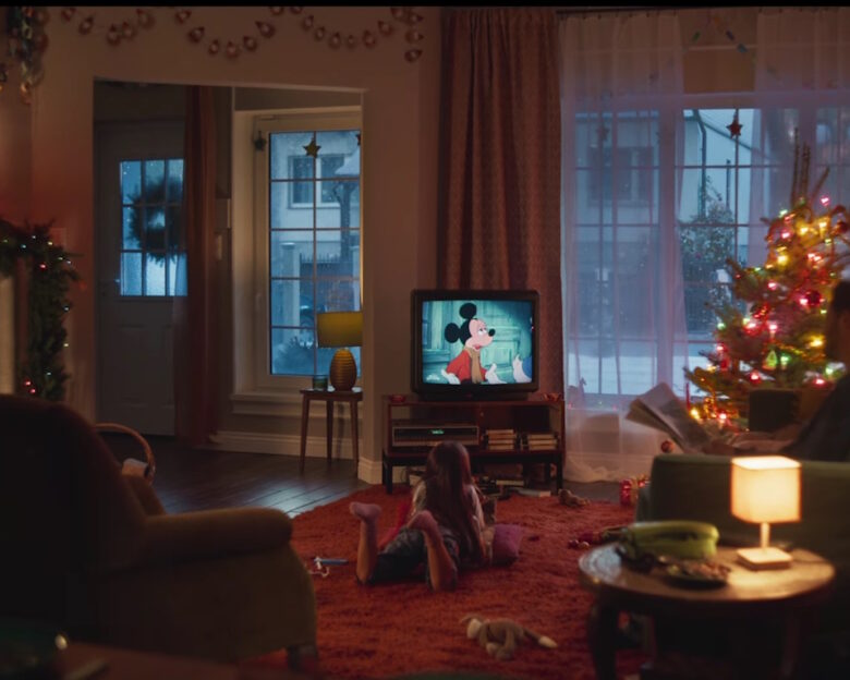 Disney: «Φωτιά» στα social media με το φιλοπαλαιστινιακό καρπουζάκι σε διαφήμιση για τα Χριστούγεννα