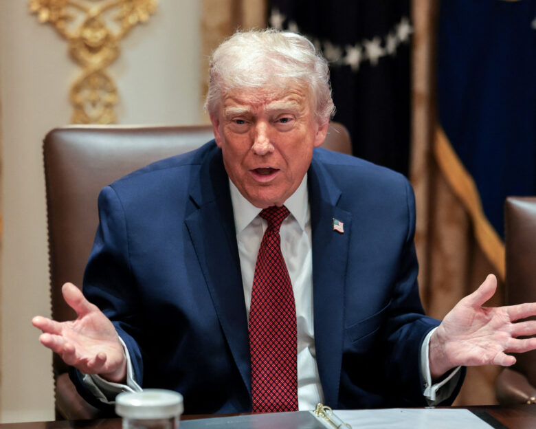 Ο Ντόναλντ Τραμπ ζητά να αλλάξει «χέρια» το CNN: Netflix και Paramount παλεύουν για την εξαγορά του