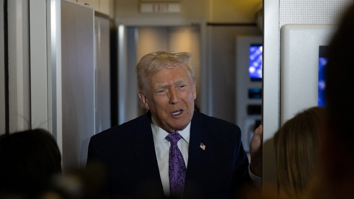 Ο Ντόναλντ Τραμπ κάνει δηλώσεις στους δημοσιογράφους μέσα στο Air Force One